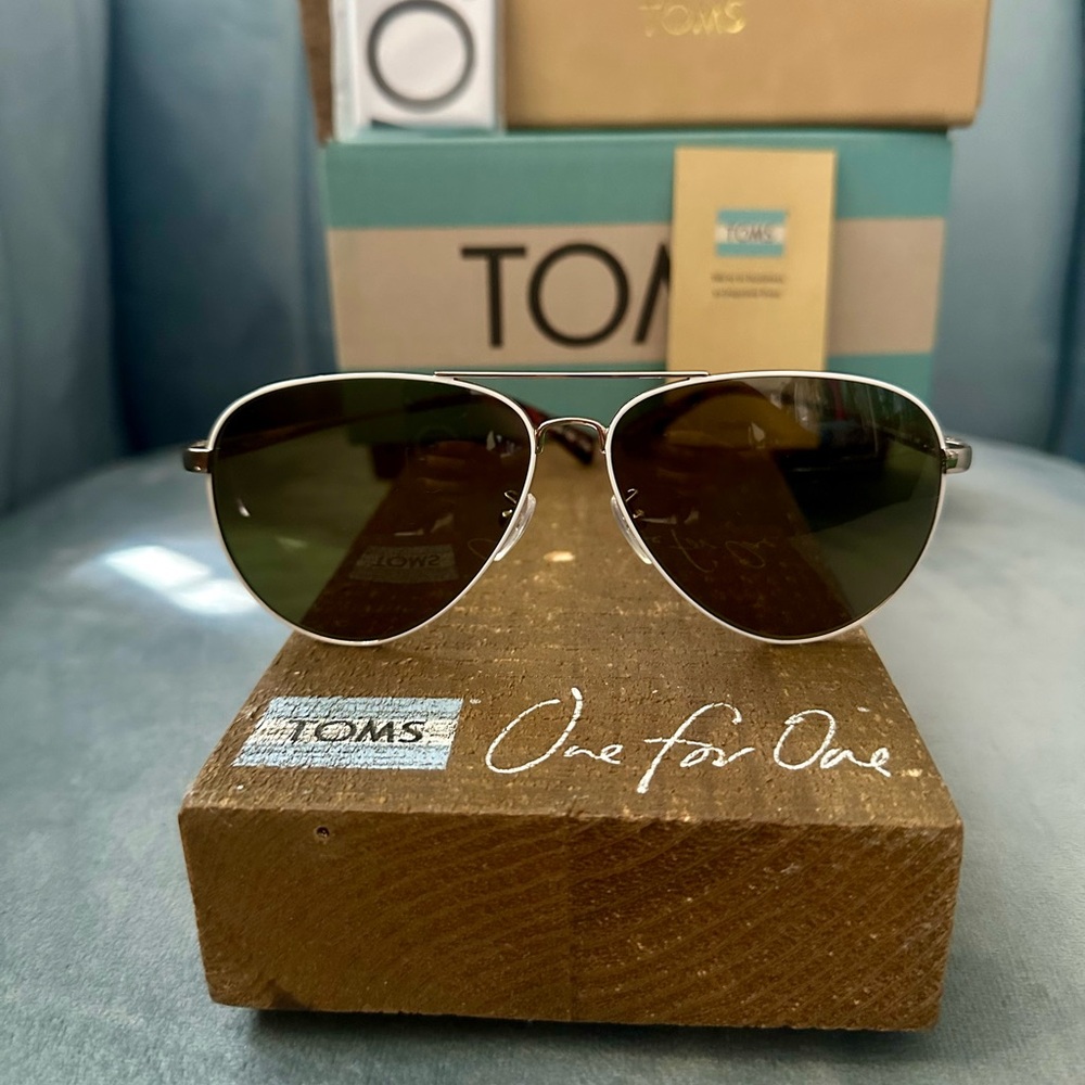 Brand New TOMS “Maverick 301” White Aviator Unisex Sunglasses